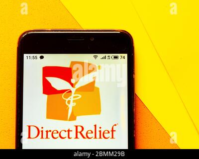 In questa illustrazione della foto il Direct Relief è un logo aziendale non profit, non partisan visualizzato su uno smartphone Foto Stock