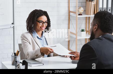 Responsabile HR che intervista il giovane candidato afro-americano in carica. Panorama Foto Stock