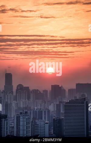 Skyline di Shanghai al tramonto Foto Stock