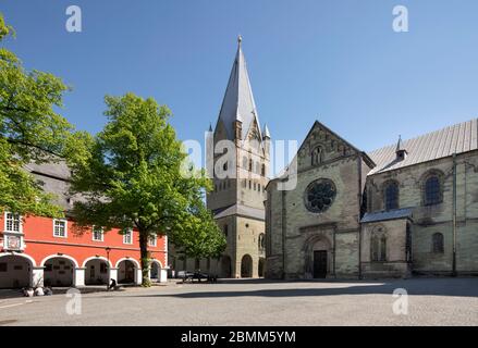 Petri (Alde Kerke) und links das die Vorhalle des barocken Rathauses Foto Stock