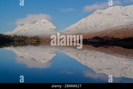 Liathach e Beinn Eighe montagne da Loch Clair, Torridon Foto Stock