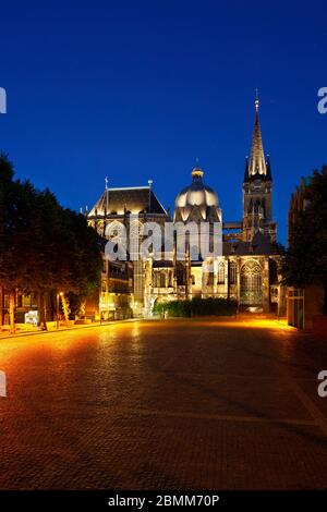 Versione verticale della cattedrale di Aachen, Germania con night blue sky. Foto Stock