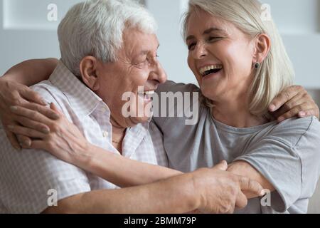 Il marito e la moglie sono molto felici e si rilassano a casa Foto Stock