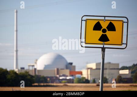 Un segnale di avvertimento radioattivo davanti ad una centrale nucleare. Foto Stock