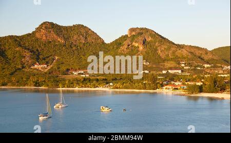 Vicino al Jolly Harbour ad Antigua. Barche a vela in una baia alla luce della sera. Foto Stock