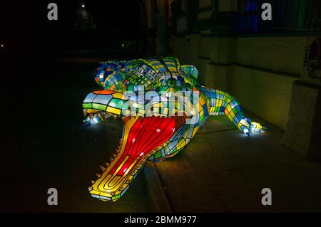 Sydney, Australia - 11 giugno 2016: Scultura leggera di un grande coccodrillo al Taronga Zoo durante l'annuale Vivid Sydney Light Festival. Vivid Sydney A Tarong Foto Stock