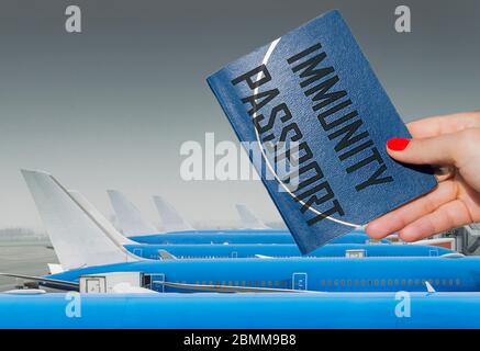 Persona in possesso di passaporto immunità Coronavirus Covid-19 al concetto di viaggio in aeroporto Foto Stock