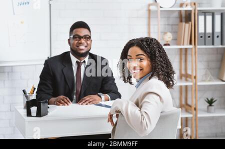 Happy staff manager e candidato African American vacancy sul colloquio di lavoro in carica Foto Stock