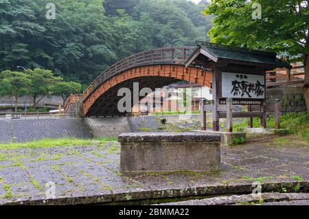 Narai, Giappone - 6 settembre 2016: Ponte pedonale ad arco in legno nella storica città di Narai nella valle di Kiso, Giappone Foto Stock