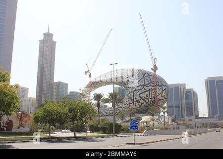 Lavori di costruzione dell'iconico Museo del futuro a Dubai. Il museo a forma di uovo con pannelli di calligrafia araba sarà aperto entro la fine del 2020. Foto Stock