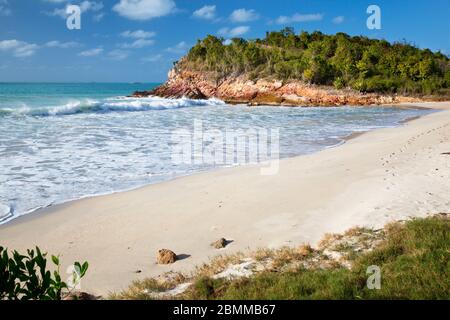 Una spiaggia segreta e incontaminata difficile da raggiungere ad Antigua. Foto Stock