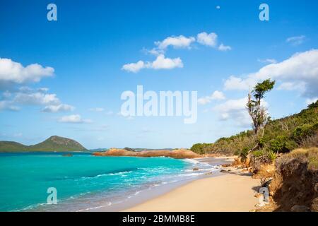 Una spiaggia segreta e incontaminata difficile da raggiungere ad Antigua. Foto Stock