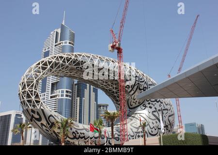 Lavori di costruzione dell'iconico Museo del futuro a Dubai. Il museo a forma di uovo con pannelli di calligrafia araba sarà aperto entro la fine del 2020. Foto Stock