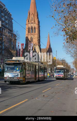 Melbourne , Australia - 18 giugno 2017: Tram per le strade del CBD di Melbourne, quartiere finanziario centrale. Mezzi pubblici Victoria Foto Stock