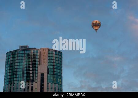 Melbourne, Australia - 18 giugno 2017: Melbourne Crown Casino and Entertainment Complex buildng e palloncino in aria Foto Stock