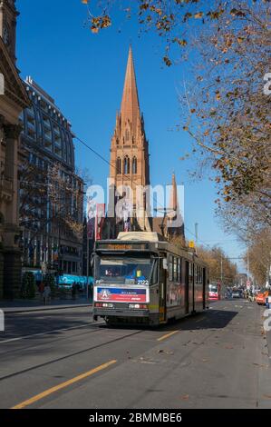 Melbourne , Australia - 18 giugno 2017: Tram per le strade del CBD di Melbourne, quartiere finanziario centrale. Mezzi pubblici Victoria Foto Stock