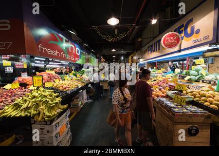 Adelaide, Australia - 11 novembre 2017: Persone al mercato alimentare di Adelaide che vendono e acquistano prodotti freschi Foto Stock