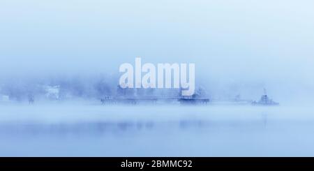Misty jetty sul lago in Scozia Foto Stock