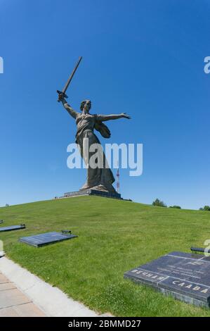 Volgograd, Russia - 9 giugno 2018: La Motherland chiama statua in cima al complesso commemorativo di guerra Mamayev Kurgan nella città di Volgograd. Testo cirillico sul tombst Foto Stock