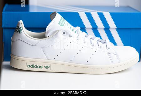 BERLINO - 10 MAGGIO: SCATOLA ADIDAS con logo a Berlino il 10 maggio. 2020 in Germania. Adidas è una multinazionale Foto Stock