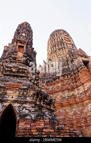 Tempio di Wat Chaiwatthanaram nel Parco storico di Ayuthaya, un sito patrimonio mondiale dell'UNESCO Ayuthaya, Thailandia - 21 gennaio 2020 Foto Stock