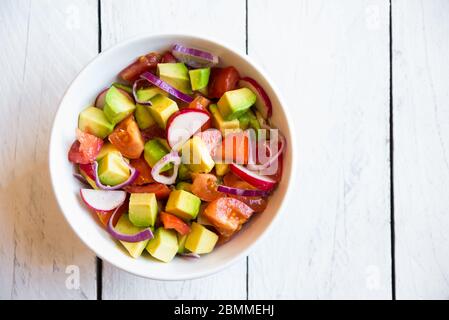 Insalata di verdure fresche con avocado, pomodori e rafano. Concetto di cibo sano Foto Stock