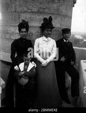 La Promenade au phare, deux femmes de la borghesia de Royan (Charente-Maritime), vetues a la mode Belle epoque, avec des chapeaux a voilette, et un Foto Stock