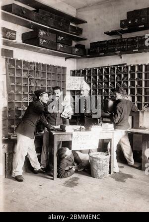 Premiere guerre mondiale : moment de detente de soldats francais dans le bureau du fourrier, 1914-1918 Fotografie anonyme WWI : soldati francesi havi Foto Stock