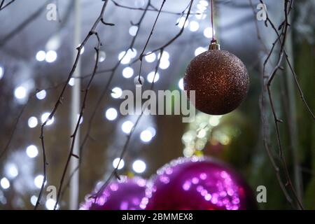 Primo piano di palla appesa sull'albero di Natale Foto Stock