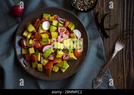 Insalata di verdure fresche con avocado, pomodori e rafano. Concetto di cibo sano Foto Stock