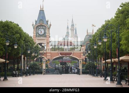 Shanghai, Cina. 10 maggio 2020. La foto scattata il 10 maggio 2020 mostra l'ingresso del Disneyland di Shanghai nella Shanghai della Cina orientale. Il parco a tema Disneyland di Shanghai riaprirà al pubblico il 11 maggio, dopo che il resort ha annunciato la chiusura temporanea a fine gennaio in risposta alla nuova epidemia di coronavirus. Credit: Xinhua/Alamy Live News Foto Stock