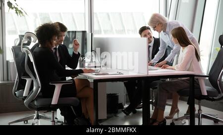 Dipendenti multirazziali impegnati che lavorano in spazi aperti co-working Foto Stock