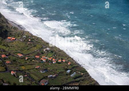 Arco de São Jorge sulla costa nord di Madeira Vista dal Miradouro Beira da Quinta, Madeira, Portogallo. Foto Stock