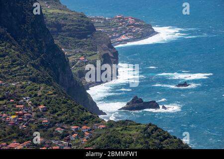 Arco de São Jorge sulla costa nord di Madeira Vista dal Miradouro Beira da Quinta, Madeira, Portogallo. Foto Stock