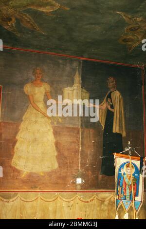 Chiesa cristiana ortodossa di Flamanda a Campulung Muscel, Romania, costruita in memoria di una donna morta il giorno del suo matrimonio (la sposa in questo affresco) Foto Stock