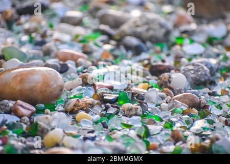 Conchiglie, pietre e cristalli arrotondati dall'erosione del mare Los Cristales Beach, Galizia. Spagna. Foto Stock