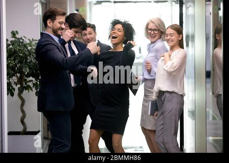 Diversi colleghi che celebrano la firma del contratto di successo hanno ottenuto un'incredibile opportunità di business Foto Stock