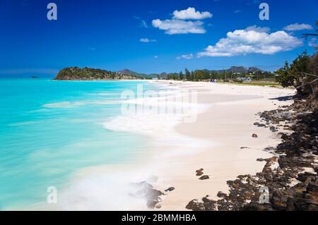 Bella Ffryes Beach ad Antigua con rocce in primo piano e un movimento leggermente sfocato. Foto Stock