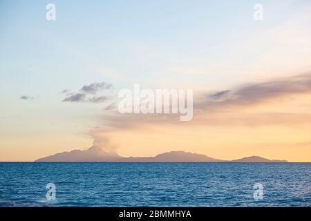 Vista da Antigua al vulcano Montserrat recentemente eruttato di fronte a un cielo evenung. Foto Stock