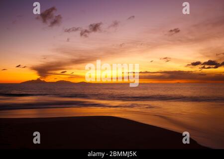 Vista da Antigua al vulcano Montserrat recentemente eruttato di fronte a un cielo mozzafiato. Foto Stock