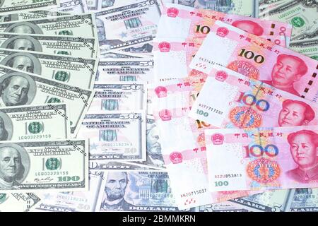 Varites dollari soldi, la banconota degli Stati Uniti e Yuan banconota, cinese banconota laici sparso doppio. Foto Stock
