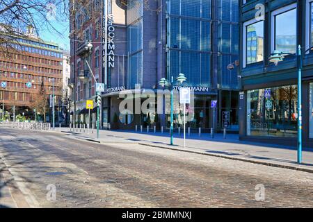 Helsinki, Finlandia. 10 maggio 2020. Stockmann e Pohjoisesplanadi, North Esplanade, il giorno della mamma. La città è molto tranquilla durante la pandemia di coronavirus. Foto Stock