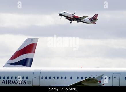 Aeroporto di Glasgow, Scozia, Regno Unito. 10 Aprile 2020 i voli locali sono l'unica attività nell'Aeroporto di Glasgow. L'aeroporto di Glasgow è praticamente vuoto durante il fine settimana delle festività di maggio. Foto Stock