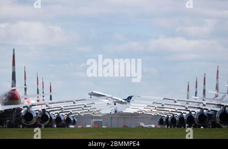 Aeroporto di Glasgow, Scozia, Regno Unito. 10 Aprile 2020 i voli locali sono l'unica attività nell'Aeroporto di Glasgow. L'aeroporto di Glasgow è praticamente vuoto durante il fine settimana delle festività di maggio. Foto Stock