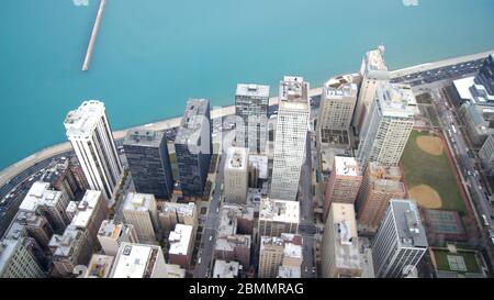CHICAGO, ILLINOIS, STATI UNITI - DEC 11, 2015: Vista dalla torre John Hancock, Chicago e il lago Michigan vista panoramica. Skyline della città dal 360 Foto Stock