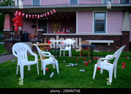 Bloomington, Stati Uniti. 9 maggio 2020. Tazze vuote, e lattine cucciolate un prato dopo un collegio di laurea party.Classes a IU sono stati insegnati virtualmente dalla pausa di primavera a causa del COVID-19/Coronavirus pandemic, e in persona classi sono stati annullati e la cerimonia di laurea annuale in persona è stato anche annullato. Credit: SOPA Images Limited/Alamy Live News Foto Stock