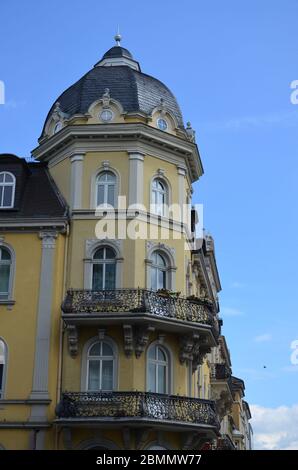 Giessen, Germania - Centro, Città Vecchia, il quartiere centrale della città con edifici colorati, negozi e cartelli Foto Stock