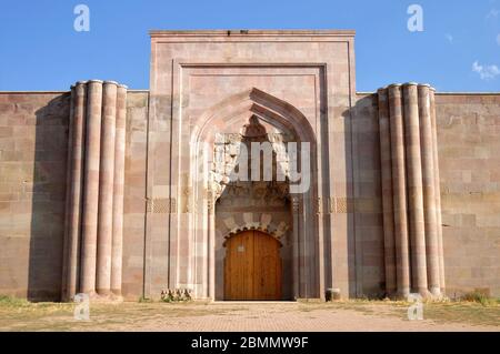 Sultanhani Caravanserai si trova nel quartiere di Bunyan. Caravanserai fu costruita tra il 1232-1236 durante il periodo seljuk anatolico. Foto Stock