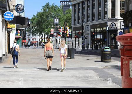 Camminando verso Leicester Square nel bel tempo durante il weekend di festa della VE Day Bank, anticipando un leggero sollevamento delle restrizioni di blocco nel coronavirus, nel centro di Londra, Regno Unito Foto Stock