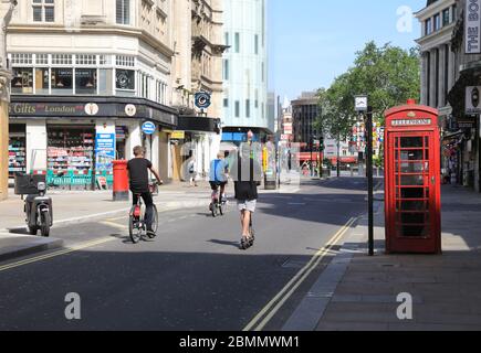 Persone fuori esercizio vicino a Leicester Square nel bel tempo durante il weekend di festa della banca VE Day, anticipando un leggero sollevamento delle restrizioni di blocco nel coronavirus, nel centro di Londra, Regno Unito Foto Stock